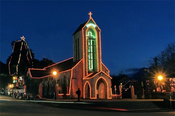 Nhà thờ đá đẹp lung linh trong đêm.